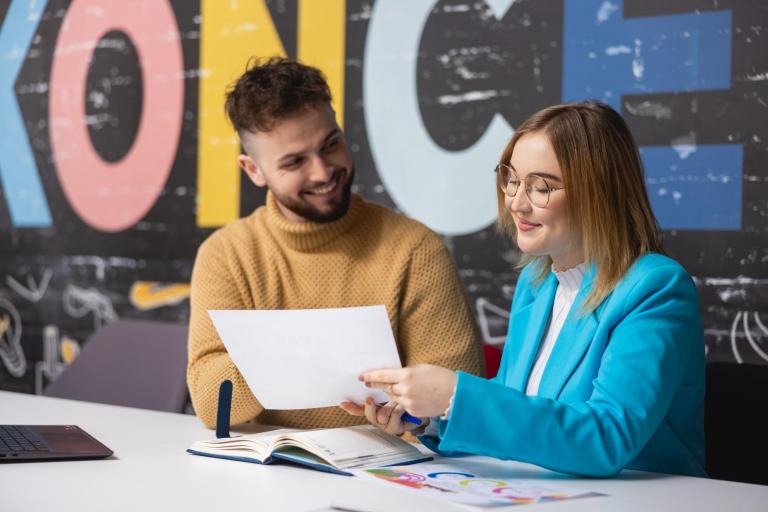 Design w biznesie | Studia I stopnia w Łodzi | Uniwersytet WSB Merito Łódź: Studenci pracują nad wspólną pracą na Uniwersytecie WSB Merito w Łodzi