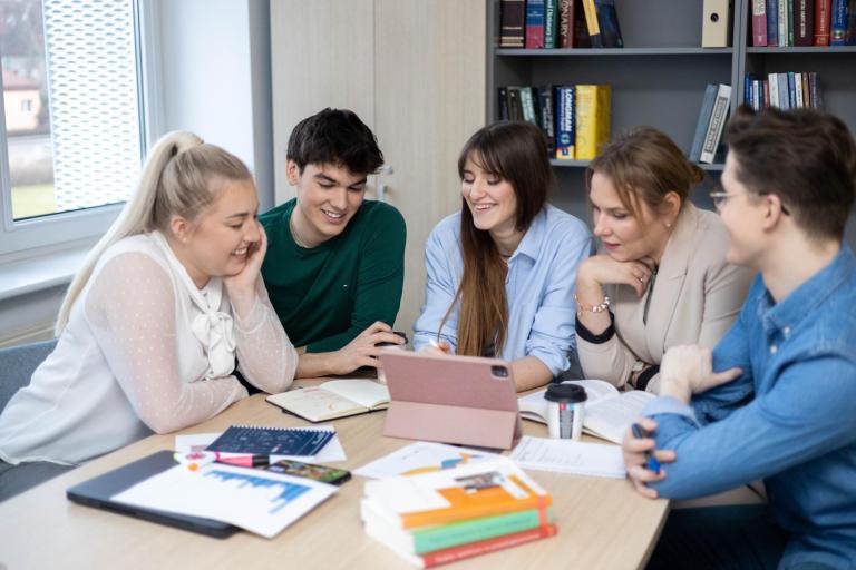 Rachunkowość i Finanse Przedsiębiorstw | Studia I stopnia w Łodzi | Uniwersytet WSB Merito Łódź: Studenci Uniwersytetu WSB Merito pracują wspólnie nad projektem.