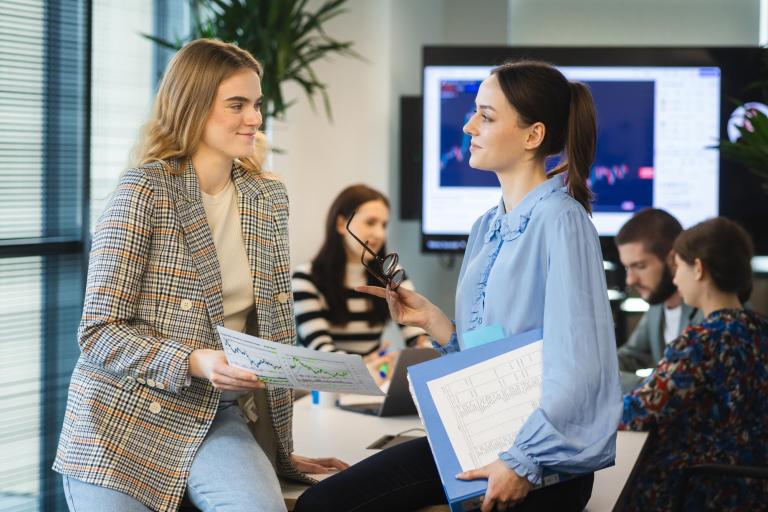 Finance and Accounting | Studia I stopnia w Łodzi | Uniwersytet WSB Merito Łódź: Studentki Uniwersytetu WSB Merito pracują wspólnie nad projektem.