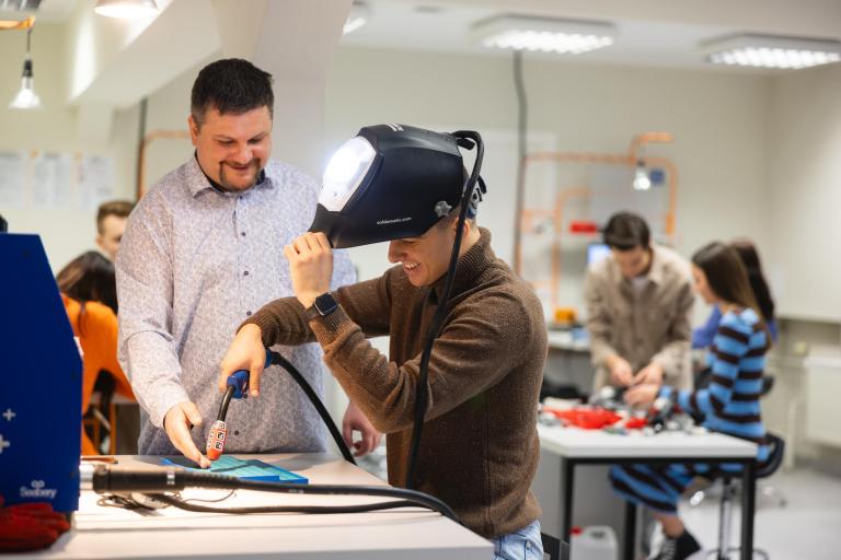 Inżynier automatyzacji i robotyzacji | Studia I stopnia w Łodzi | Uniwersytet WSB Merito Łódź: Student Uniwersytetu WSB Merito w Łodzi odbywa praktyczne zajęcia.