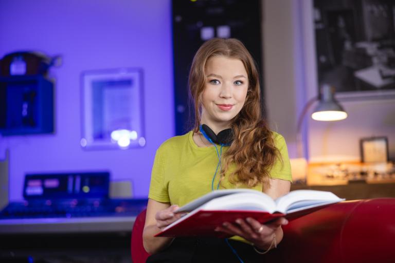 Social media i influencer marketing | Studia podyplomowe w Łodzi | Uniwersytet WSB Merito Łódź: Studentka Uniwersytetu WSB Merito w Łodzi czyta książkę.