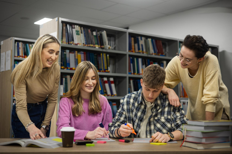 Psychologia w zarządzaniu | Studia II stopnia w Łodzi | Uniwersytet WSB Merito Łódź: Studenci Uniwersytetu WSB Merito w Łodzi pracują wspólnie nad projektem.