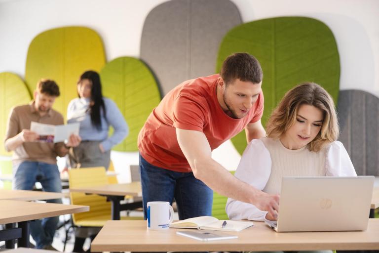 Zarządzanie sprzedażą | Studia I stopnia w Łodzi | Uniwersytet WSB Merito Łódź: Dwójka studentów przegląda laptopa.