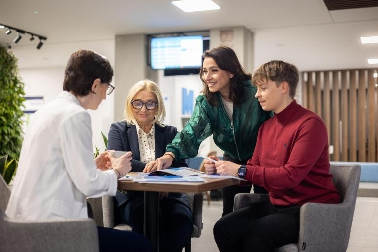 Wpływ społeczny | Uniwersytet WSB Merito Łódź: Grafika_główna_Łódź_wpływ_społeczny