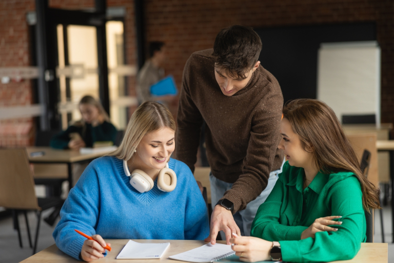 Administracja i bezpieczeństwo wewnętrzne | Studia II stopnia ze studiami podyplomowymi w Łodzi | Uniwersytet WSB Merito Łódź: Studenci Uniwersytetu WSB Merito w Łodzi pracują wspólnie nad projektem.