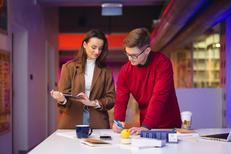 Zarządzanie logistyką w służbach mundurowych | Studia podyplomowe w Łodzi | Uniwersytet WSB Merito Łódź: Studenci Uniwersytetu WSB Merito w Łodzi pracują wspólnie nad projektem.
