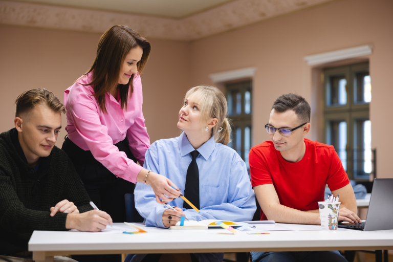 Podatki i doradztwo podatkowe | Studia II stopnia w Łodzi | Uniwersytet WSB Merito Łódź: Studenci Uniwersytetu WSB Merito w Łodzi pracują wspólnie nad projektem.