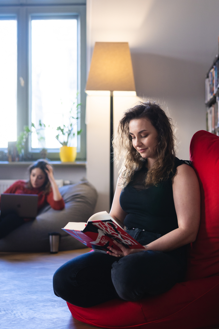 Bezpieczeństwo publicznej infrastruktury krytycznej | Studia podyplomowe w Łodzi | Uniwersytet WSB Merito Łódź: Studentka Uniwersytetu WSB Merito w Łodzi czyta książkę.