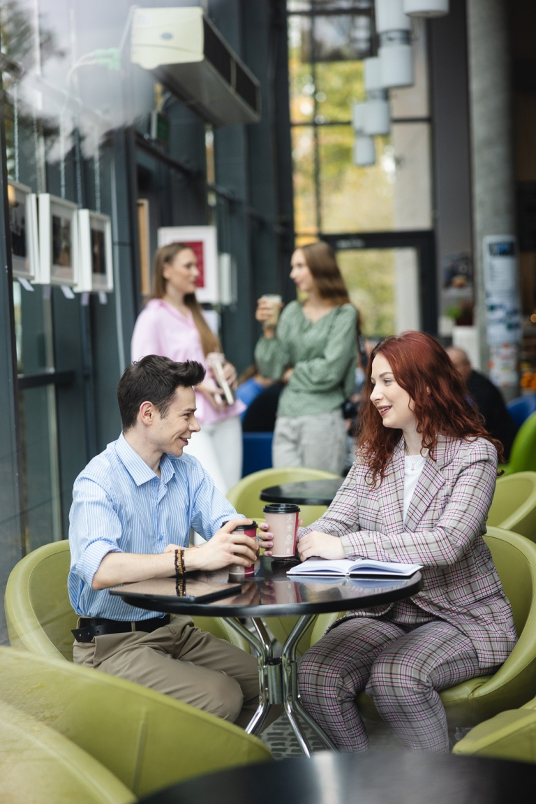 Finanse i rachunkowość | Studia II stopnia ze studiami podyplomowymi w Łodzi | Uniwersytet WSB Merito Łódź: Studenci Uniwersytetu WSB Merito w Łodzi rozmawiają ze sobą.