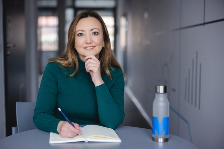 Planowanie produkcji – nowoczesne narzędzia: SAP S/4HANA, Siemens Opcenter APS | Studia podyplomowe w Łodzi | Uniwersytet WSB Merito Łódź: Studentka Uniwersytetu WSB Merito w Łodzi pozuje do zdjęcia.