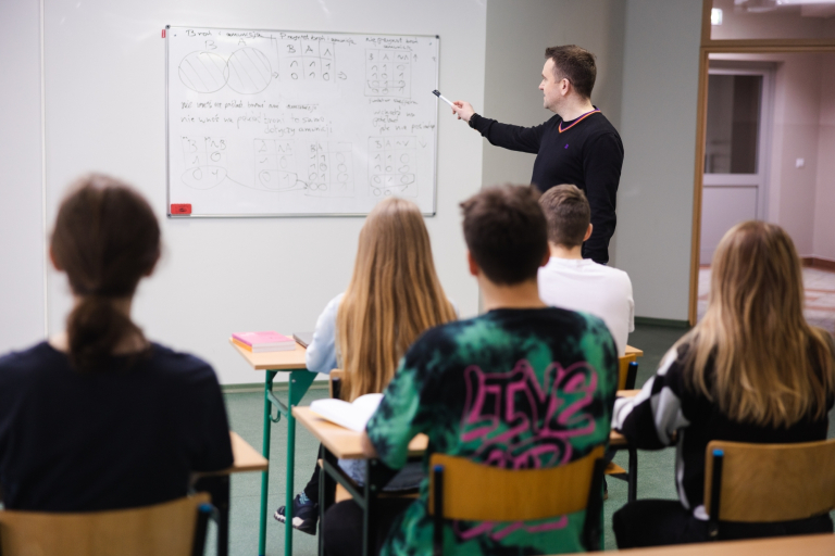 Trener języków obcych | Studia podyplomowe w Łodzi | Uniwersytet WSB Merito Łódź: Studenci Uniwersytetu WSB Merito w Łodzi pracują wspólnie nad projektem.
