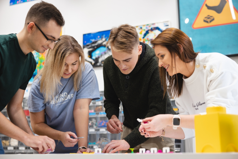 Ochrona środowiska w przedsiębiorstwie | Studia podyplomowe w Łodzi | Uniwersytet WSB Merito Łódź: Studenci Uniwersytetu WSB Merito w Łodzi pracują wspólnie nad projektem.