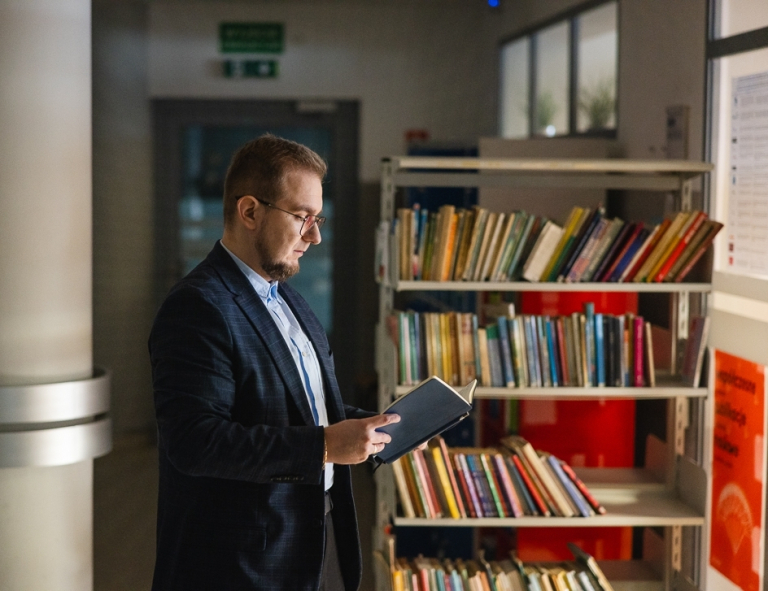 Zniżki i dofinansowania | Uniwersytet WSB Merito Łódź: uczestnik mba w bibliotece w Toruniu czyta ksiazke