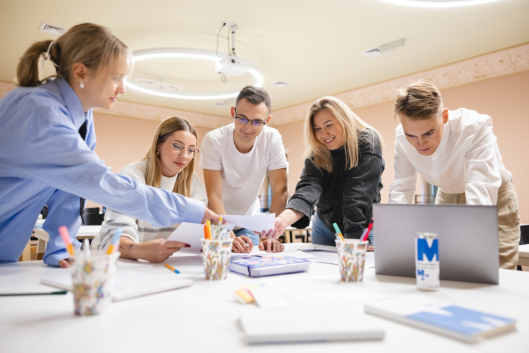Kierunki zdrowotne - mniejsza inwestycja, ten sam zwrot! | Uniwersytet WSB Merito Łódź: Grafika główna: praktyczność i przyjazność, grupa studentów na zajęciach warsztatowych
