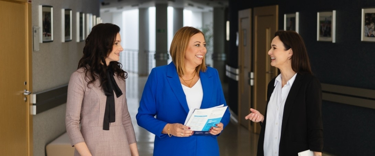 HR Business partner z controllingiem   personalnym | Studia podyplomowe w Łodzi | Uniwersytet WSB Merito Łódź: uczestniczki MBA trzy rozmawiają na korytarzu na uczelni 