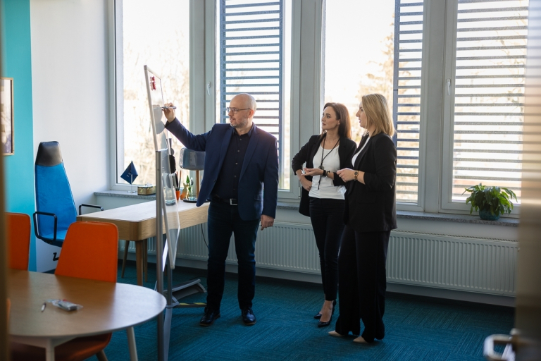 Diversity and Inclusion – zarządzanie różnorodnością w organizacji | Studia podyplomowe w Łodzi | Uniwersytet WSB Merito Łódź: mba osoby na spotkaniu biznesowym