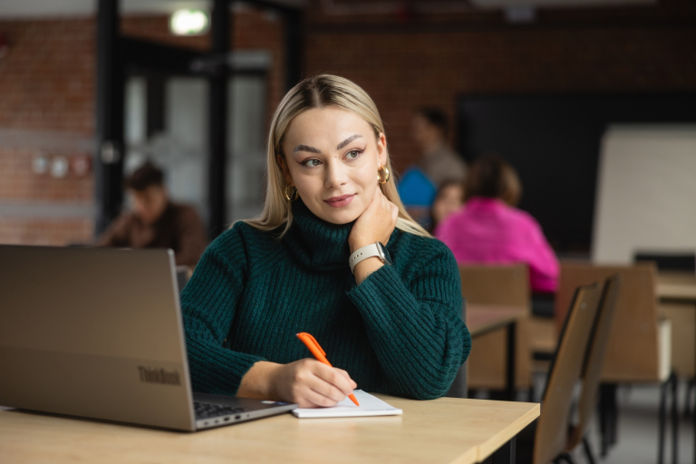Studia podyplomowe w Łodzi | Uniwersytet WSB Merito Łódź: Kobieta patrząca się przez okno