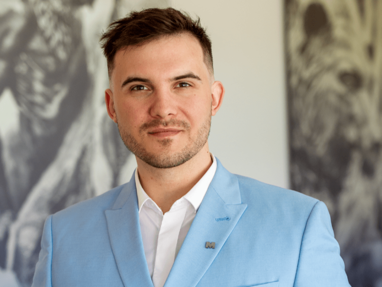 Samotność w czasie Świąt. Jak zadbać o siebie i relacje? [PODCAST] | Aktualności | Uniwersytet WSB Merito Łódź: dr Piotr Sieńko
