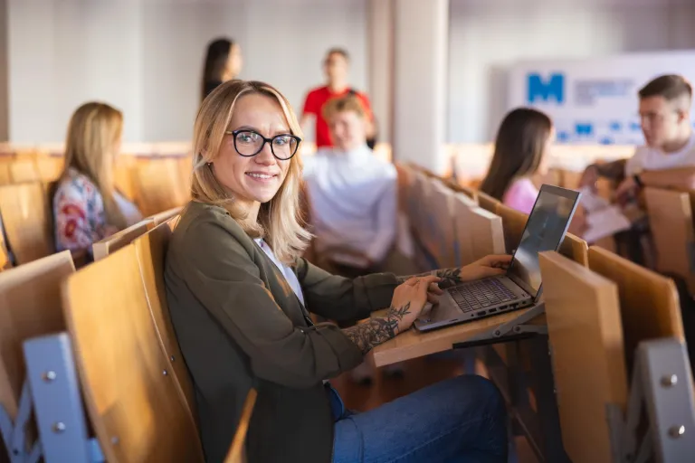 Bankowość i finanse cyfrowe | Studia II stopnia w Łodzi | Uniwersytet WSB Merito Łódź: Studentka przygotowuje się na zajęcia na Uniwersytecie WSB Merito w Łodzi