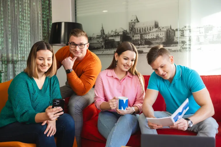 Gospodarowanie nieruchomościami | Studia I stopnia w Łodzi | Uniwersytet WSB Merito Łódź: Czwórka studentów siedzi na kanapie.