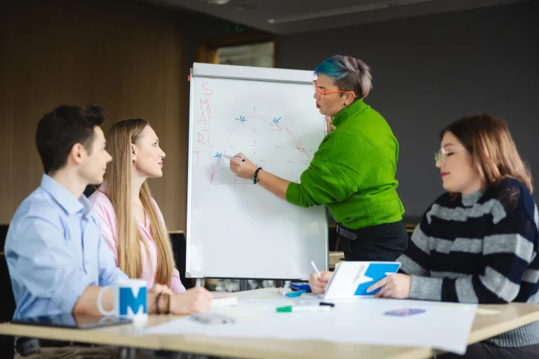 Służby mundurowe i bezpieczeństwo państwa | Studia I stopnia w Łodzi | Uniwersytet WSB Merito Łódź: Studenci omawiają wykres na Uniwersytecie WSB Merito w Łodzi