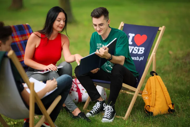 E-marketing | Studia I stopnia w Łodzi | Uniwersytet WSB Merito Łódź: Studenci Uniwersytetu WSB Merito w Łodzi uczą się razem w parku.