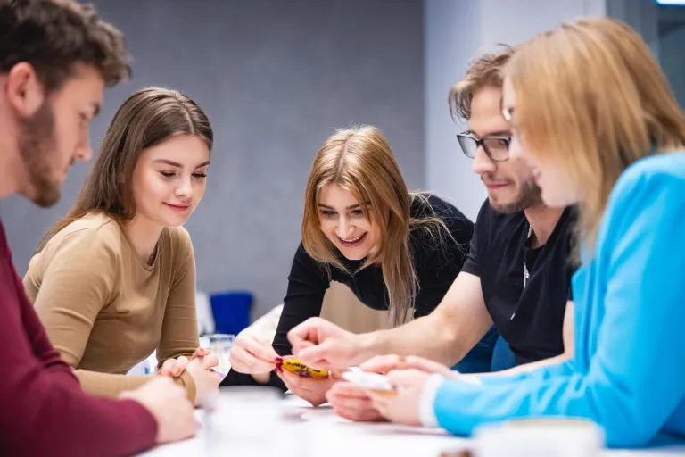 Inżynieria zarządzania | Studia I stopnia w Łodzi | Uniwersytet WSB Merito Łódź: Studenci Uniwersytetu WSB Merito w Łodzi pracują wspólnie nad projektem.