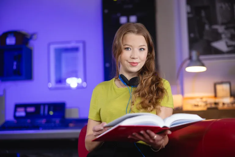 Zarządzanie projektami | Studia II stopnia ze studiami podyplomowymi  | Uniwersytet WSB Merito Łódź: Studentka Uniwersytetu WSB Merito w Łodzi czyta książkę.