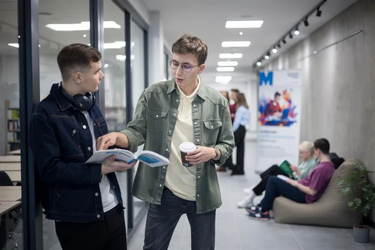 Inżynier urządzeń i systemów energetyki odnawialnej | Studia I stopnia w Łodzi | Uniwersytet WSB Merito Łódź: Studenci Uniwersytetu WSB Merito w Łodzi pracują wspólnie nad projektem.