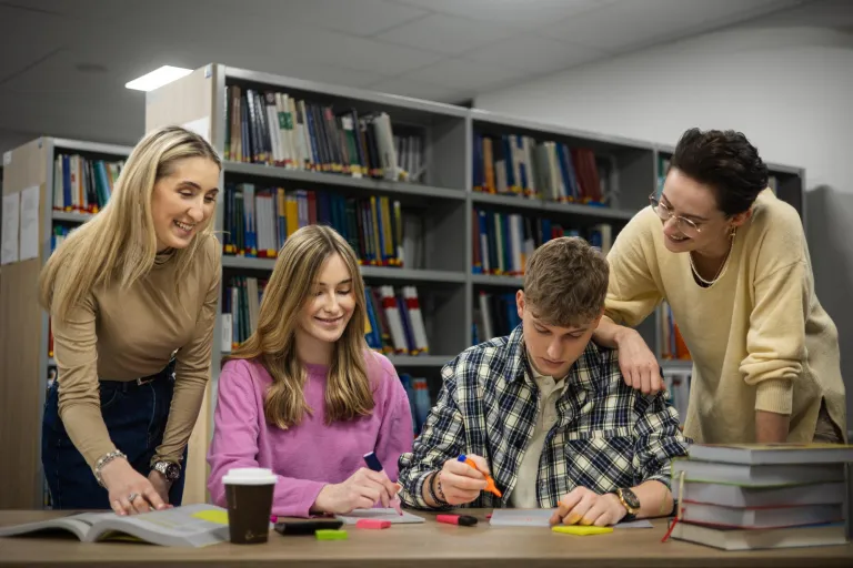 Inżynier Bezpieczeństwa i Higieny Pracy | Studia I stopnia w Łodzi | Uniwersytet WSB Merito Łódź: Studenci Uniwersytetu WSB Merito w Łodzi pracują wspólnie nad projektem.