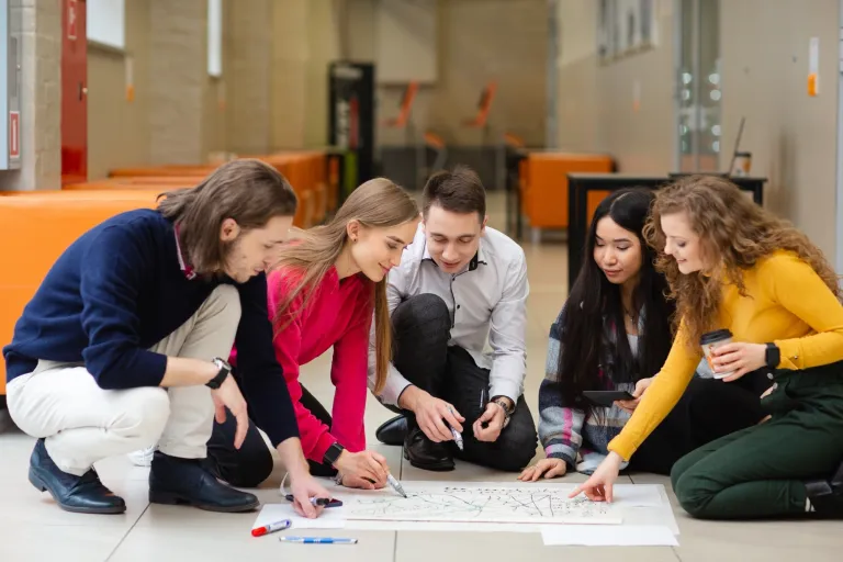 Administracja i bezpieczeństwo wewnętrzne | Studia II stopnia w Łodzi | Uniwersytet WSB Merito Łódź: Studenci Uniwersytetu WSB Merito w Łodzi pracują wspólnie nad projektem.