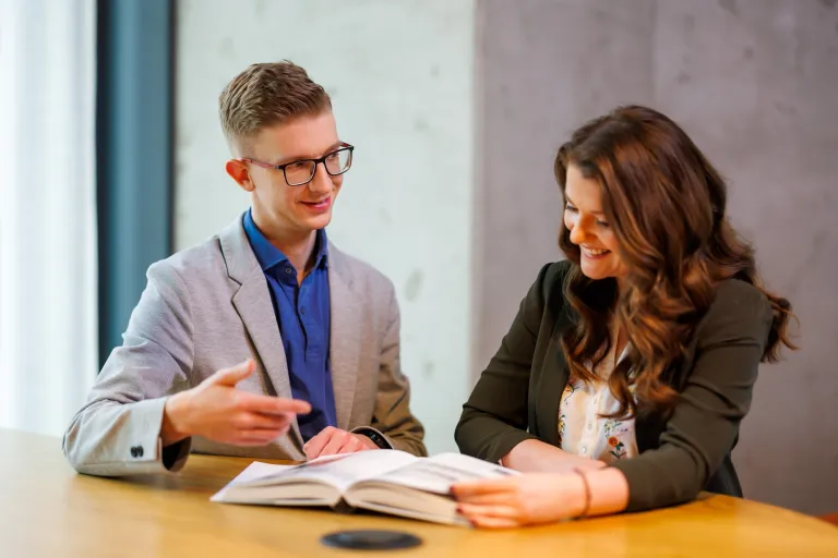 Zarządzanie projektem - Junior Project Manager | Uniwersytet WSB Merito Łódź: Studenci Uniwersytetu WSB Merito w Łodzi pracują wspólnie nad projektem.