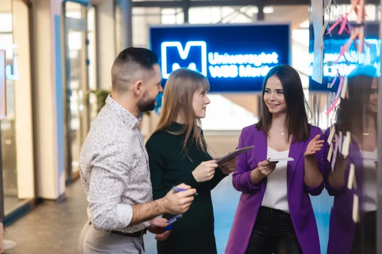 Logistyka 5.0 | Studia II stopnia w Łodzi | Uniwersytet WSB Merito Łódź: Studenci Uniwersytetu WSB Merito w Łodzi rozmawiają ze sobą.