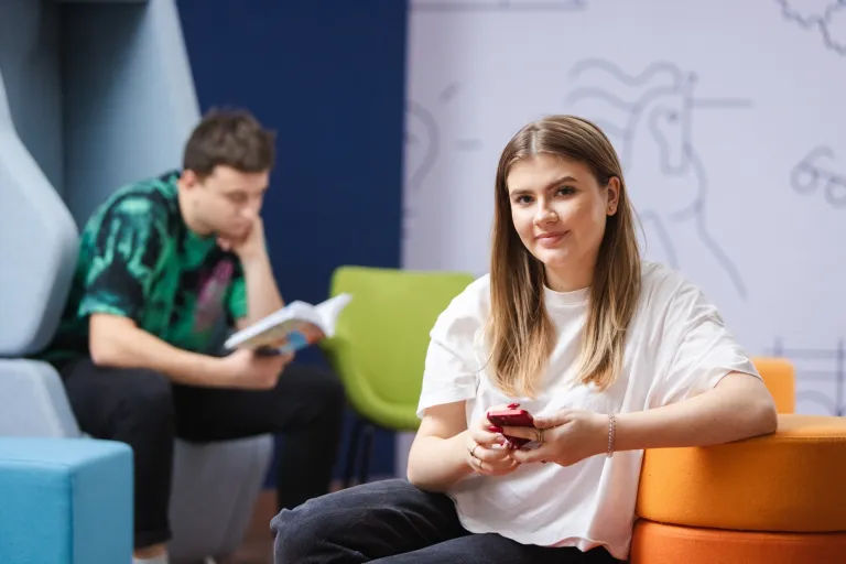 Zarządzanie bezpieczeństwem na kolei | Studia II stopnia ze studiami podyplomowymi  | Uniwersytet WSB Merito Łódź: Studenci Uniwersytetu WSB Merito w Łodzi pozują do zdjęcia.