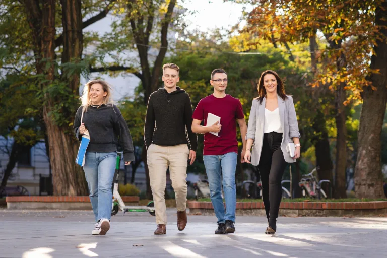 "Gwiazdy studentów" dla Uniwersytetu WSB Merito Łódź | Aktualności | Uniwersytet WSB Merito Łódź: 4 studentów Uniwersytetu WSB Merito w Łodzi w wesołej atmosferze idzie przez park