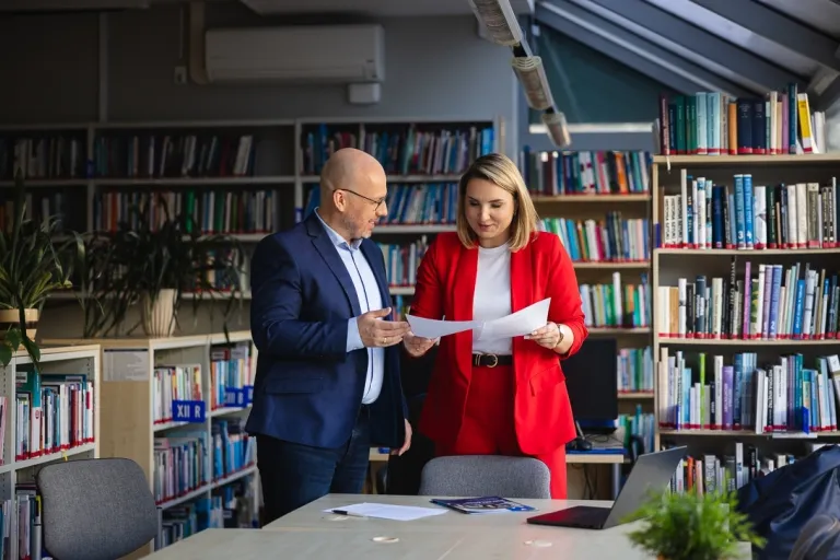 Bezpłatne studia podyplomowe dla pracowników PSZ | Aktualności | Uniwersytet WSB Merito Łódź: MBA torun i bydgoszcz osoby dwie w bibliotece
