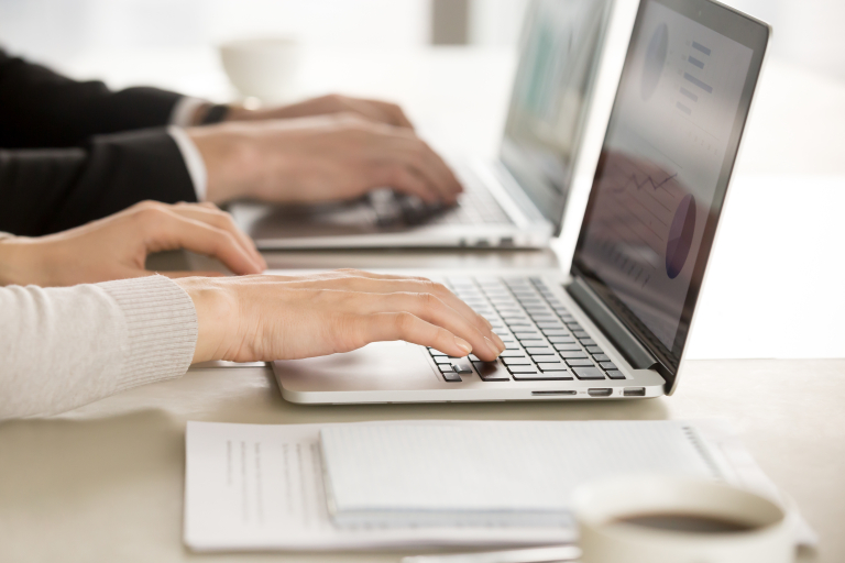Planowanie produkcji – nowoczesne   narzędzia: SAP S/4HANA, Siemens Opcenter APS | Studia podyplomowe w Opolu | Uniwersytet WSB Merito Opole: Dwie osoby pracujące na laptopach