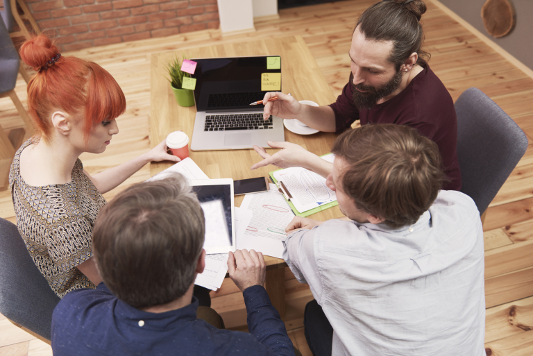 Employer Branding | Studia podyplomowe w Opolu | Uniwersytet WSB Merito Opole: Grupa studentów wspólnie uczy się z notatkami i komputerem