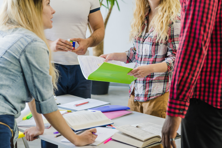 Customer Experience Management | Studia podyplomowe w Opolu | Uniwersytet WSB Merito Opole: Studenci pracują wspólnie, przeglądając materiały i zapisując notatki