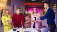Administracja i bezpieczeństwo wewnętrzne | Studia I stopnia w Opolu | Uniwersytet WSB Merito Opole: Główna grafika: Opole - Administracja i bezpieczeństwo wewnętrzne - grupa studentów pracująca nad projektem pod okiem wykładowcy
