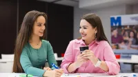 Finanse i rachunkowość | Studia I stopnia w Opolu | Uniwersytet WSB Merito Opole: Główna grafika: Opole - finanse i rachunkowość - dwie rozmawiające ze sobą studentki