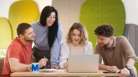 Social media i technologie cyfrowe | Studia I stopnia w Opolu | Uniwersytet WSB Merito Opole: Grupa młodych ludzi pracuje nad projektem