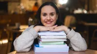 Pedagogika opiekuńczo-wychowawcza z neuropedagogiką | Studia I stopnia w Opolu | Uniwersytet WSB Merito Opole: Młoda dziewczyna opiera ręce na książkach