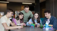 Pedagogika opiekuńczo-wychowawcza z neuropedagogiką | Studia I stopnia w Opolu | Uniwersytet WSB Merito Opole: Grupa młodych ludzi buduje klocki w ramach projektu
