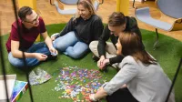 Pedagogika opiekuńczo-wychowawcza z neuropedagogiką | Studia I stopnia w Opolu | Uniwersytet WSB Merito Opole: Grupa studentów układa puzzle