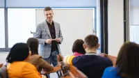 Prawo w finansach | Studia I stopnia w Opolu | Uniwersytet WSB Merito Opole: Główna grafika: Opole - specjalność mediacje i negocjacje - wykładowca podczas zajęć 