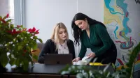 Prawo e-biznesu i sztucznej inteligencji | Studia I stopnia w Opolu | Uniwersytet WSB Merito Opole: Główna grafika: Opole - specjalność Prawo e-biznesu i sztucznej inteligencji, dwie studentki przed laptopem