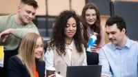 Prawo e-biznesu i sztucznej inteligencji | Studia I stopnia w Opolu | Uniwersytet WSB Merito Opole: Główna grafika: Opole - specjalność Prawo e-biznesu i sztucznej inteligencji - grupa studentów przed komputerem 