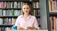 Marketing cyfrowy i grafika reklamowa | Studia I stopnia w Opolu | Uniwersytet WSB Merito Opole: Główna grafika: Opole - specjalność Marketing cyfrowy i grafika reklamowa - studentka w bibliotece