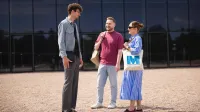 Finanse i rachunkowość | Studia II stopnia ze studiami podyplomowymi w Opolu | Uniwersytet WSB Merito Opole: Główna grafika: Opole - studia II stopnia - grupa studentów przed budynkiem.